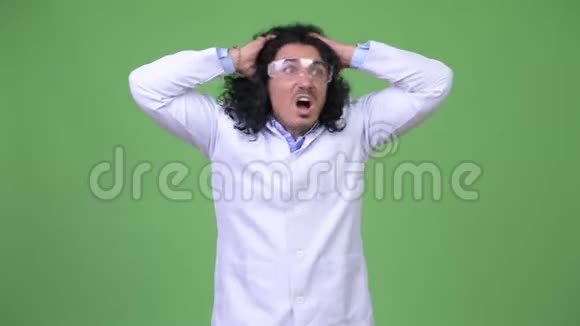 戴着防护眼镜和恐慌的疯狂科学家视频的预览图