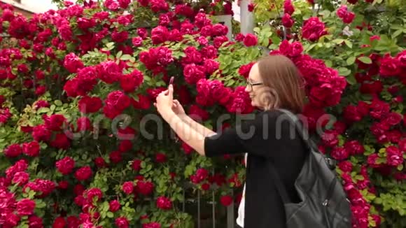 一幅白种人女人在玫瑰花园自拍的肖像视频的预览图