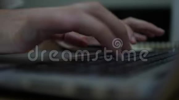 特写女性手在笔记本电脑键盘上打字女人在家里用笔记本电脑4k视频的预览图