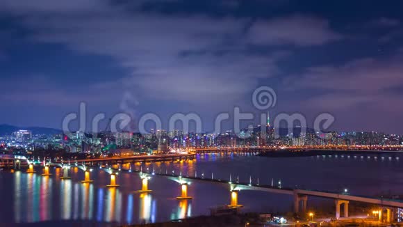 首尔市和汽车通过桥和交通汉河在夜间首尔市中心韩国4K时间流逝视频的预览图