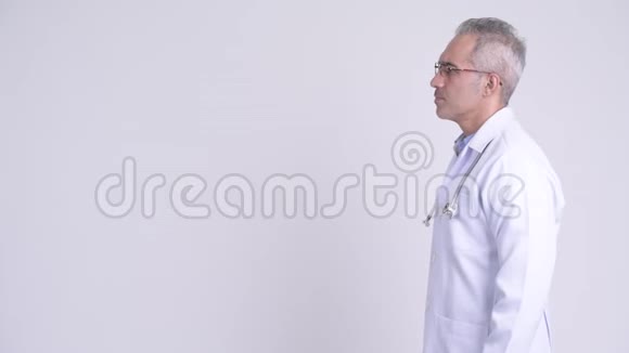 幸福的波斯男医生在白色背景下思考视频的预览图