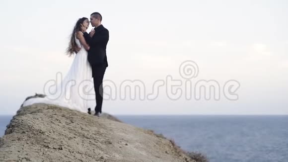 在海上的土山顶结婚夫妇视频的预览图