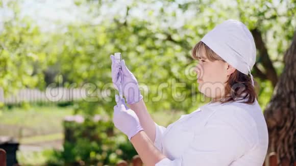 一名女兽医用注射器注射疫苗视频的预览图