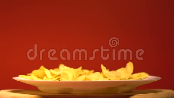 薯片掉在盘子里垃圾食品行业美味的不健康零食视频的预览图