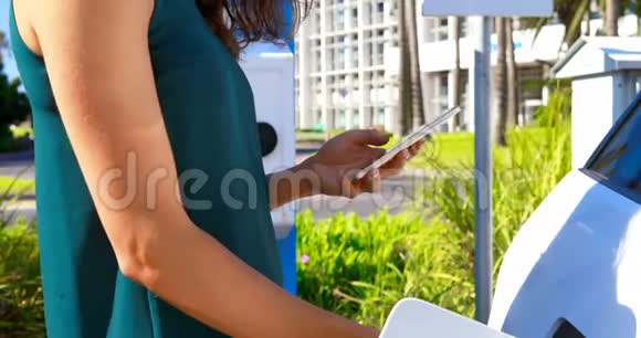 妇女使用手机充电4k视频的预览图