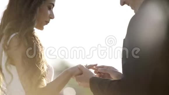 新郎把戒指戴在新娘的手指上视频的预览图