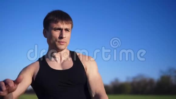 把一个男人体重锻炼的镜头拍下来拍打手部肌肉高加索人开放区视频的预览图