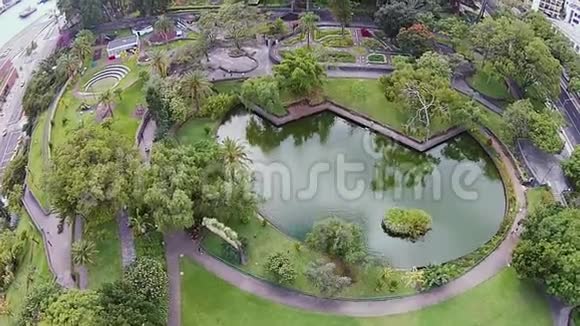 美丽的绿色公园有池塘和附近的建筑物空中射击葡萄牙芬恰尔视频的预览图