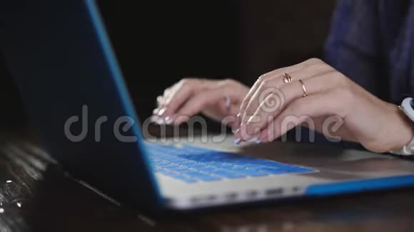 优雅的女人在键盘上打字在键盘上打印商务女性的手视频的预览图