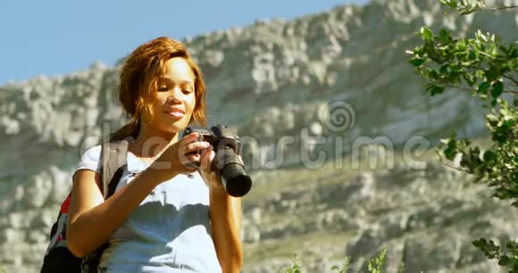 女性徒步旅行者用数码相机4k点击照片视频的预览图