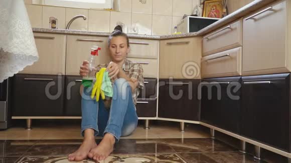那个女人厌倦了打扫卫生视频的预览图