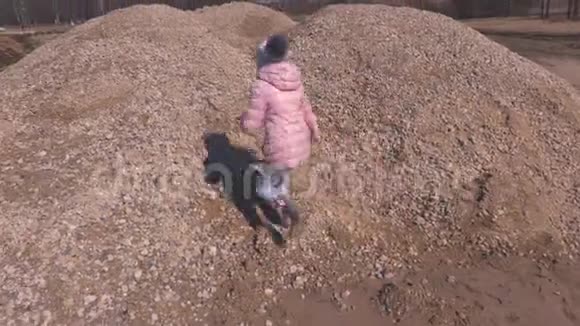 快乐的女孩走上碎石堆视频的预览图