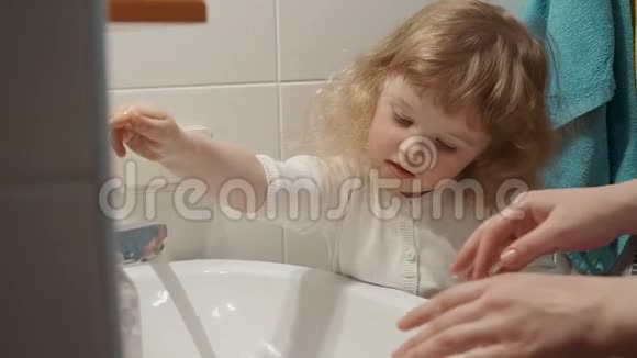 浴室里调皮的小女孩视频的预览图