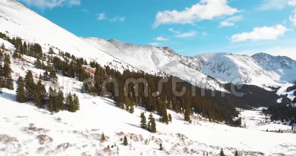 科罗拉多州洛维兰帕斯的壮丽雪山视频的预览图