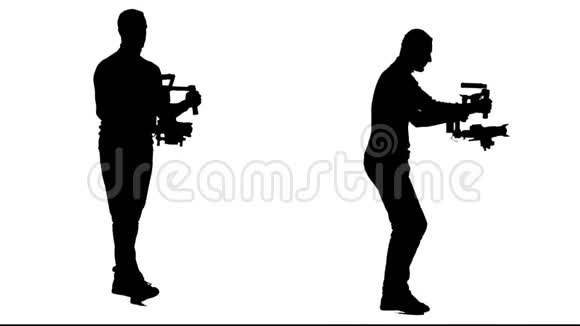 摄影师用相机踩着他的稳定器白色背景剪影侧视1个中的2个视频的预览图