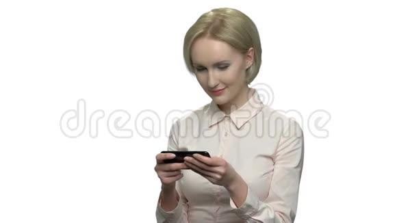 微笑的中年妇女使用手机视频的预览图