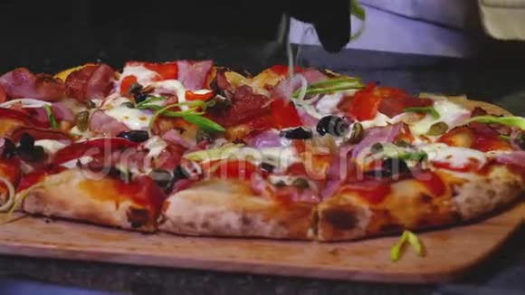 准备意大利披萨的厨师特写框架专业厨师用传统意大利披萨装饰绿色视频的预览图
