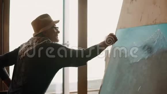 戴帽子的可爱退休人员退休后从事绘制山景视频的预览图