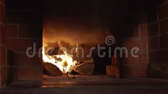 俄罗斯炉子燃烧时从炉子里冒出的旋转的烟层视频的预览图