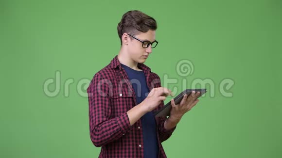 年轻英俊的青少年书呆子用数码平板电脑视频的预览图