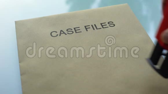 案卷解密在重要文件夹上加盖公章视频的预览图