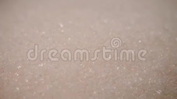 特写美丽的水晶白糖股票股票白色颗粒糖的小晶体大片的糖光视频的预览图