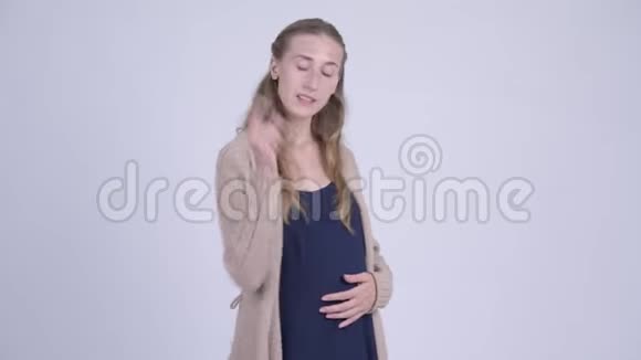 年轻快乐的孕妇在解释什么视频的预览图
