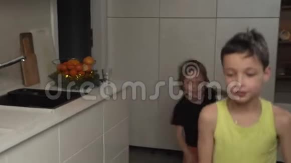 两个男孩来厨房吃姜饼视频的预览图