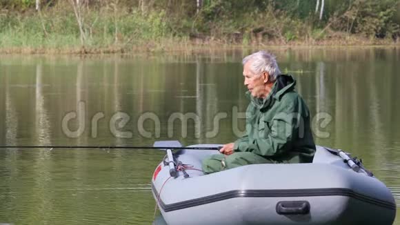 退休渔夫在湖边钓鱼视频的预览图