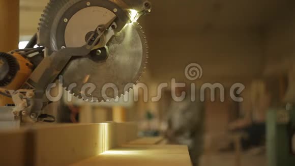 木工车间锯木特写背景复印空间锯木厂视频的预览图