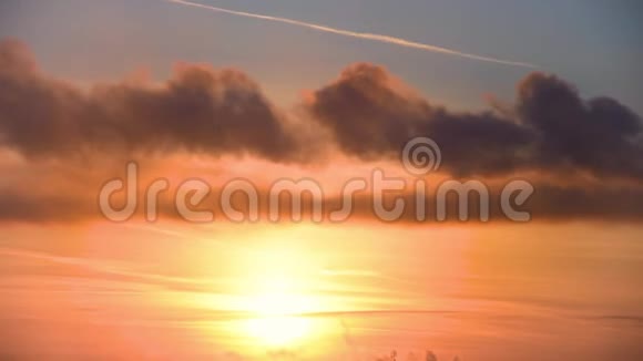 日落时乌云密布空气污染视频的预览图