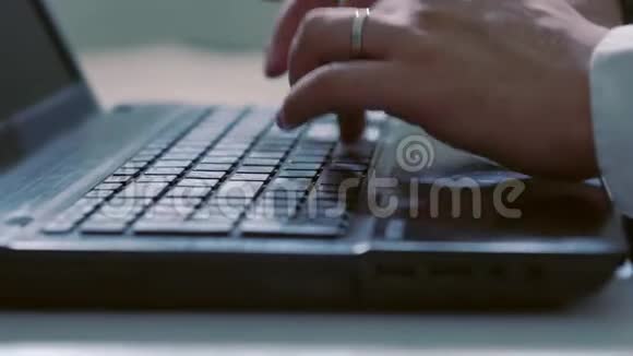 商人在笔记本电脑键盘上打字视频的预览图
