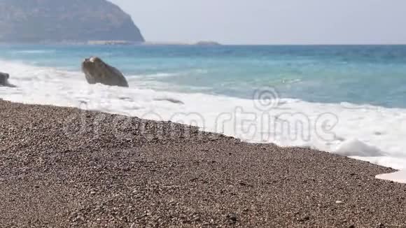 地中海安塔利亚海滩的海浪视频的预览图