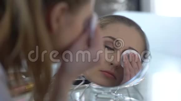 女孩很容易用新的化妆水从眼睛里去除化妆测试残留物视频的预览图