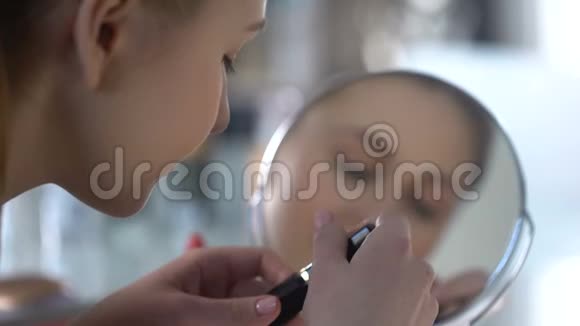 美容博客测试新睫毛膏与用户分享她的印象视频的预览图
