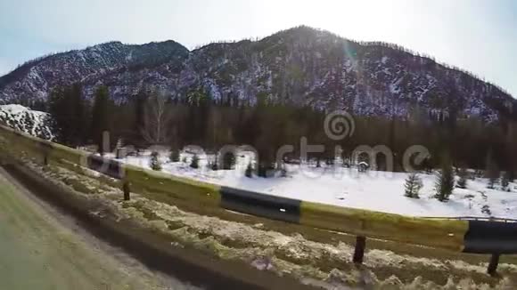 在危险的冬季雪和暴风雪条件下开车上路阿尔泰山西伯利亚俄罗斯慢动作视频的预览图
