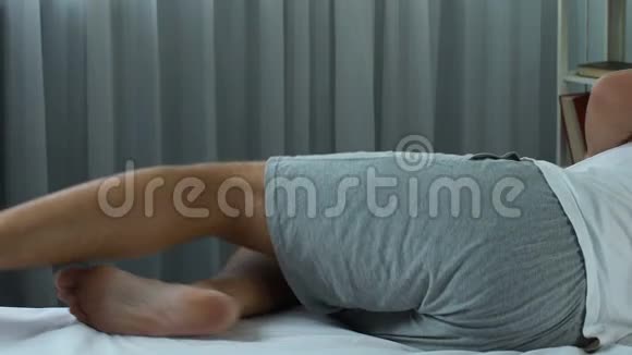 年轻男性早晨感觉背部疼痛保健风湿病症状视频的预览图