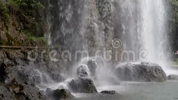 法国尼斯的4k瀑布一个顶级的旅游景点供人们参观这个城市美丽的水视频的预览图