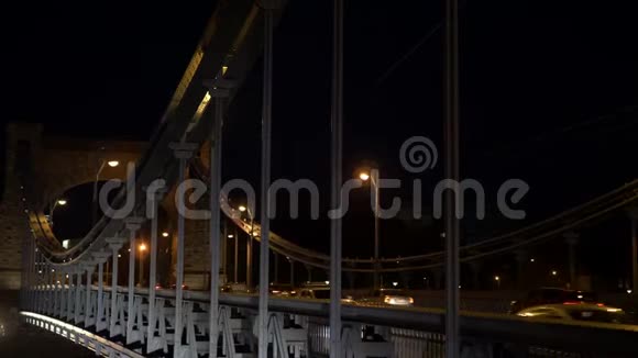 夜晚的桥城车人自行车视频的预览图
