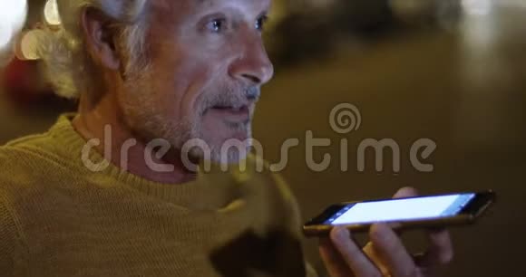 在城里用手机说话的老人视频的预览图