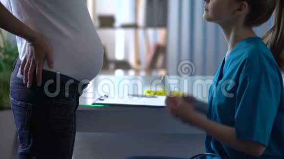 听未来母亲腹部孩子心跳的医生怀孕视频的预览图