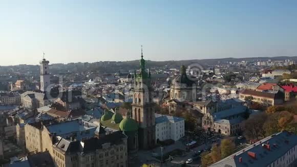 乌克兰利沃夫老城区中部的Uspinska教堂空中录像视频的预览图