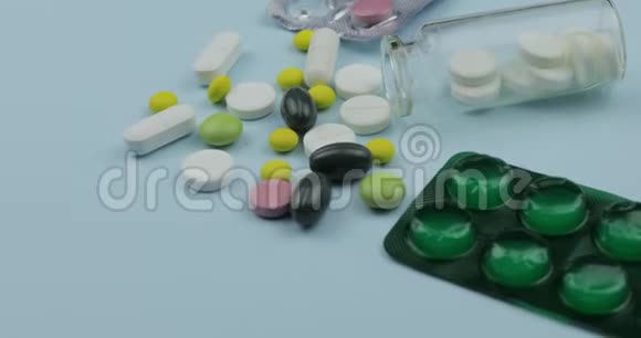 很多旋转药丸和药物药片和药片水泡袋视频的预览图