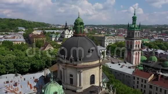 古城全景旧建筑的屋顶乌克兰利沃夫市议会多米尼加教会市政厅视频的预览图
