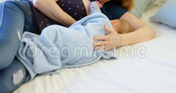 母亲抱着婴儿哺乳4k视频的预览图