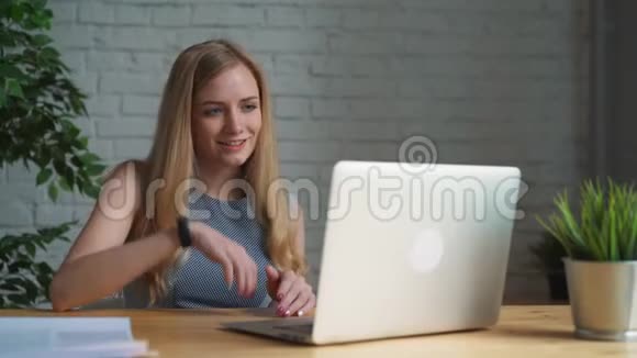 年轻的女商人坐在办公室里手提电脑和视频聊天专业女性通过电脑聊天视频的预览图