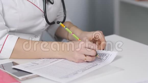 女医生在一片叶子上写着约定抚摸着他的手给女孩视频的预览图