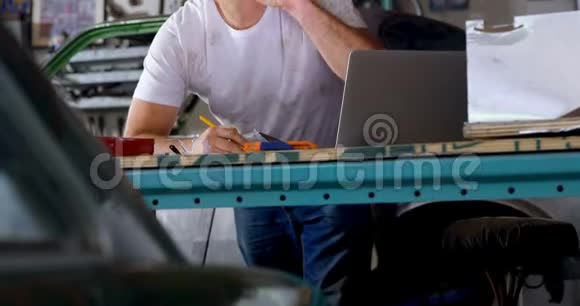 男机修工在桌子4k边喝咖啡视频的预览图