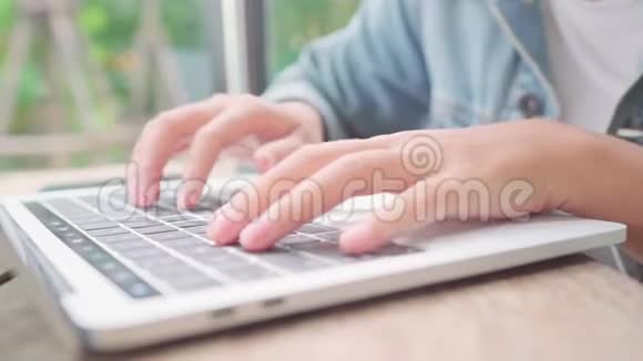 商业自由职业亚洲妇女工作做项目和发送电子邮件笔记本电脑或电脑而坐在桌子上的咖啡馆视频的预览图