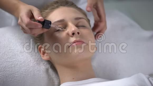 美容师在客户眼中滋润肌肤按摩面部肌肤视频的预览图